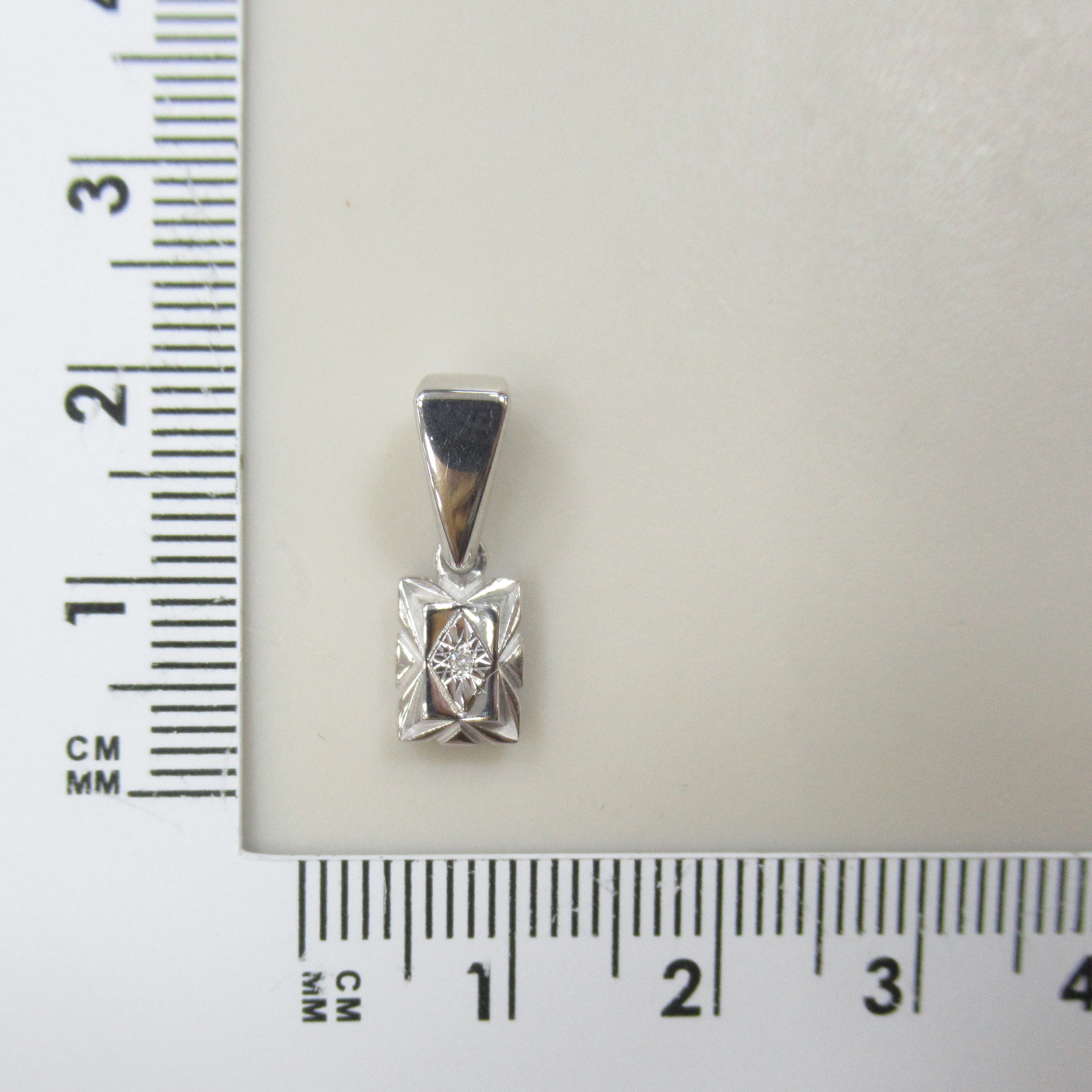 Серебряная подвеска с бриллиантом